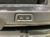 オートマチック・テールゲート・オペレーション  電動オープン、クローズ機能を備えたテールゲートはリモートコントロールキーのボタンの操作、テールゲートのボタンにより開閉が可能です。