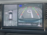 アラウンドビューモニターです。4つのカメラからの映像を合成・処理することで空から見下ろすような視点で周囲を確認でき、駐車時のクルマの位置確認がスムーズになります。