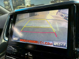 【バックカメラ】運転席から画面上で安全確認ができます。駐車が苦手な方にもオススメな便利機能です。