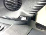 【JBLサウンドシステム】メーカーオプションの高品位サウンドシステムを搭載。専用のチューニングが施された大小様々なスピーカーから良質なサウンドが奏でられ、臨場感あふれる音響空間を演出します。