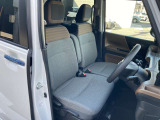 前席です。センターコンソールが無いので車内での左右移動が出来ます。