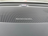 【harman kardon】ハーマンカードンのHi-Fiスペシャリストと共に、モデル別に開発・設計された専用チューニングが臨場感溢れる音響空間を実現しています。