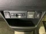 前席の左右別々のシートヒータースイッチが付いています。HiとLoの2段階で温度設定ができます。スイッチの間にはアクセサリーソケットとETCがついており、高速道路の料金所の通過も楽々です!。