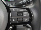 ◆アダプティブクルーズコントロール◆予め設定した車速内でクルマが自動的に加減速。前走車との適切な車間距離を維持しながら追従走行します。【LKAS】車線維持支援システムでステアリング操作を支援。