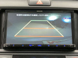 こちらのバックカメラは画面にラインが表示されておりますので、バック時のクルマの進行方向の目安になります。より高いレベルで車庫入れをサポートする、便利な機能ですね。