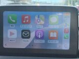 お手元のスマートフォンと接続して頂く事で使用可能な「Apple CarPlay/Android Auto」電話の応答は勿論、メッセージの受信やLINE、音楽接続からナビアプリの使用まで幅広く活躍致します。