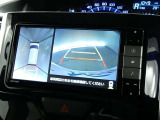 【バックカメラ】バックカメラ装着車です。バックする時に、後方の様子をナビ画面に表示します!慣れない駐車場での駐車や、せまい場所での車庫入れの時も、安全確認OK!思いがけずコツン!なんて事も防げますヨ