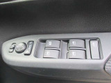 運転席から全席の窓を操作できるパワーウィンドウ。手元で簡単に開閉でき、車内の換気もスムーズに行えます。