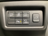 運転席脇のクラスタースイッチ部分にはカメラ切り替えスイッチ、パーキングセンサー、その他走行系スイッチを集中配置しております。