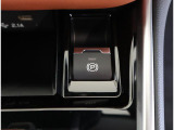 電動パーキングブレーキを採用しております。発進時はシートベルトをした状態でアクセルを踏むだけで解除できます。