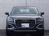 ●一目でAudiとわかる特徴的なシングルフレームグリル・LEDランプ。精悍なフロントマスクからAudiのスマートで上品なブランドを連想させてくれます。女性にも大変ご好評頂いております。