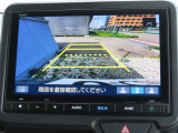 リアワイドカメラシステム!従来の視野に加えて、後方側方を約180&deg;まで見えるワイドビューと、後方を真上から見たような視野で駐車時などに便利なトップダウンビューの3つの視野があります!