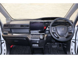 操作性に優れた運転席となります!小物入れや各ボタンの配置にこだわり、使いやすいです!座り心地もよく視認性も良好なのでロングドライブもお任せ下さい!