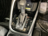 自然に手が届く距離に配置されたシフトレバー。