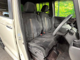 運転席まわりには十分なスペースがあり、大柄な方でもゆったり運転していただける環境です。