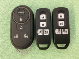 スマートキー付きですからドアロックの開閉およびエンジンスタートが楽々です。電動スライドドアの開け閉めもボタンで操作できます。加えて、純正リモコンエンジンスターター用の操作キーもついています。