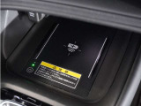 ◆ワイヤレス充電器◆ワイヤレス充電規格Qiに適合した機器を充電エリアに置くことで使用できます。