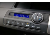 フルオートエアコン。車内の温度設定だけでなくスギ花粉やホコリなどのほか、アレルギー性疾患を引き起こすアレルゲンをほぼシャットアウトする高性能脱臭フィルターを装備しています。