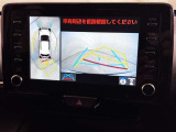 パノラミックビューモニター付きです。車両を上から見たような映像を画面に表示。運転席からの目視だけでは見にくい車両周辺の状況をリアルタイムでしっかりと確認できます。