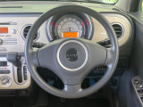インテリアに合わせたデザインのステアリングは、運転される方のことも考え、運転しやすい形状、大きさです。是非一度、実際に触ってお確かめください。