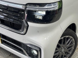 【LEDヘッドライト】悪天候や夜間走行時も良好な視界を確保し安心して運転できる高輝度LEDヘッドライトを装備!点灯速度が早く、消費電力も抑えられています。