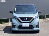 フロントガラスの上部には衝突軽減ブレーキの装置も付いており、より安全に運転を楽しんでいただくことができます。
