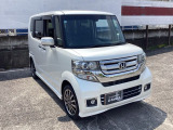 自社整備工場で点検整備をおこなってからお渡ししています。車検が残っている場合は『12ヶ月点検整備』を、車検整備付きの場合は『車検整備』をおこないます。整備費用は車両本体価格に含まれています。