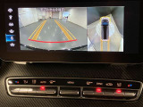 【全方位型モニター】クルマを上空から見下ろしているかのように、直感的に周囲の状況を把握できる全方位型モニター。狭い場所での駐車でも周囲が映像で確認できます。