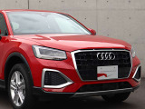 ●Audiが最初に採用したLEDポジショニングランプ。シャープなラインで昼間でも点けていたいと思うほど上品でオシャレです。夜間走行時はさらに目立ちます!