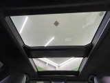 【パノラマルーフ】大型のガラスルーフ搭載で車内の解放感が一気にアップ!開放的なドライブをお楽しみいただけます。