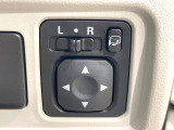 【電動格納ミラー】サイドミラーは電動格納式となっており、狭い駐車場でもキズがつくリスクを抑えられます。