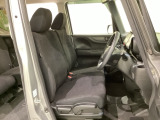 女性でも運転がしやすいように、シートの高さ調整機能(シートリフター)がついています。運転席と助手席の間が空いている為、助手席側への移動がスムーズです。交通量の多い道でも助手席側から乗り降りができます。