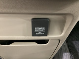 アクセサリーソケットはUSBのアダプターなどをつければ、スマホの充電にも使えます。周辺には物が置けるボックスがついています。