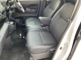 運転席と助手席の間にひじ掛けがございますので便利です。