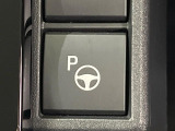 【リモート機能つきアドバンストパーク】専用スマートフォンアプリの使用で、車外から遠隔駐車・出庫が可能な先進機能。広い場所で乗り降りしたい時に便利です♪