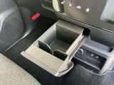 インストセンタースライドボックス。スマートフォンを充電しながら立てて収納できます。