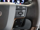アダプティブクルーズコントロール機能付きです。走行中に先行車の様子を検知しながら、設定した車速の範囲内で先行車との距離のキープを支援します。詳細は販売店スタッフまでおたずねください。