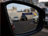 サイドアシスト搭載。後方から接近する車両を検知し、車線変更時の安全確認をサポートします。