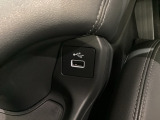 エレクトリックギアセレクターの下にスマートフォンなどが置けるトレーと、外部入力の可能なUSB端子がついています。また反対の左側には充電可能なUSB端子がついています。移動中に充電もできるので便利です。