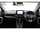水平基調でスッキリと視界が良く、タブレットを置いたようなナビ画面が先進的な運転席廻りです。必要なものだけが適切に配置され、直感的に操作しやすいスマートなデザインになっています。