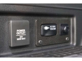 車載バッテリーからのDC電源を、AC100Vに変換して家電製品を車内で使えるようにしたコンセント付き電圧変換器付きです!!