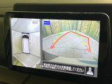 【マルチアラウンドモニター】専用のカメラにより、上から見下ろしたような視点で360度クルマの周囲を確認することができます☆死角部分も確認しやすく、狭い場所での切り返しや駐車もスムーズに行えます。