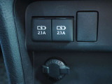 車内で充電もできるUSBポートも2個装備しております!