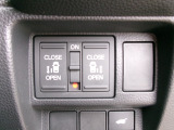 両側電動スライドドア!!荷物で手が塞がる時など簡単にドアの開閉が出来ます!何より力いらずで開閉OK!女性やお年寄りにも優しい♪電動機能はOFFにもできますから元気なお子様の駆け出しも安心!