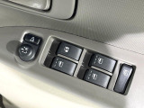 【電動格納ミラー】サイドミラーは電動格納式となっており、狭い駐車場でもキズがつくリスクを抑えられます。
