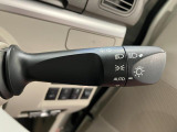 【オートライト】 周囲の明るさに応じて、ヘッドランプを自動的に点灯・消灯してくれるので、とても便利です。