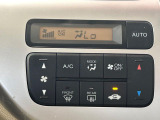 【オートエアコン】一度お好みの温度に設定すれば、車内の温度を検知し風量や温度を自動で調整。暑い&hellip;寒い&hellip;と何度もスイッチ操作をする必要はありません。快適な車内空間には必須の機能ですね♪