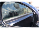 【ブラインドスポットモーション】後方の死角となるエリア内に車両やバイクの存在を検知すると、サイドミラー内のインジケーターが点灯し、知らせてくれるシステムです!