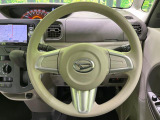 インテリアに合わせたデザインのステアリングは、運転される方のことも考え、運転しやすい形状、大きさです。是非一度、実際に触ってお確かめください。