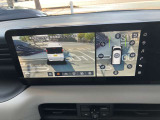 駐車中のクルマを、上空から見下ろしているかのような映像にして日産オリジナルナビゲーション画面(またはインテリジェント ルームミラーのディスプレイ)に表示。ひと目で周囲の状況がわかるため、スムースに駐車